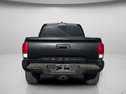 Used 2017 Toyota Tacoma TRD Sport image 8