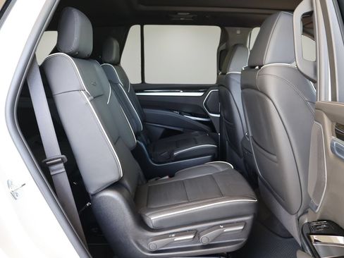 Used 2025 Cadillac Escalade Premium Luxury AWD/4WD image 19