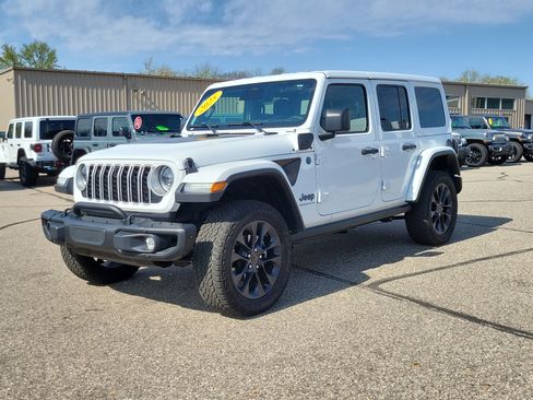 Used 2025 Jeep Wrangler Unlimited Sahara AWD/4WD image 2
