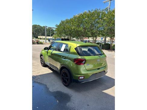 Used 2020 Hyundai Venue SE FWD image 2
