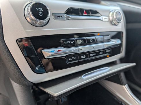 Used 2022 Ford Explorer XLT w/ Equipment Group 202A image 21