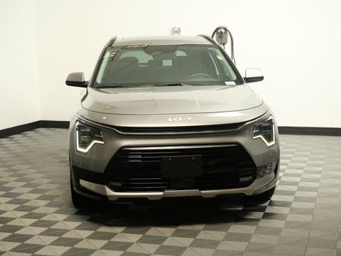 Used 2023 Kia Niro SX Touring image 2