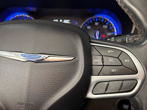 Used 2018 Chrysler Pacifica Touring-L FWD image 29