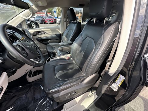 Used 2021 Chrysler Pacifica Touring-L image 23