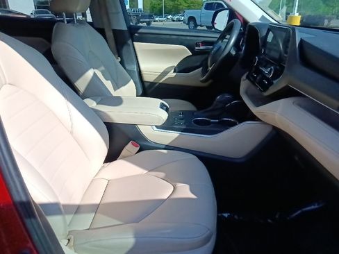 Used 2023 Toyota Highlander XLE FWD image 34