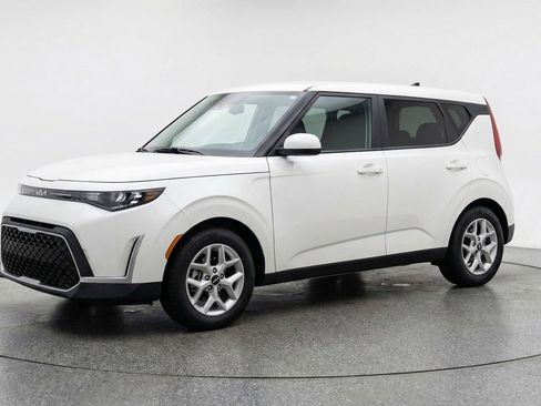 Used 2025 Kia Soul LX w/ LX Technology Package FWD image 3