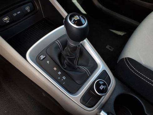 Certified 2025 Hyundai Venue SEL FWD image 24