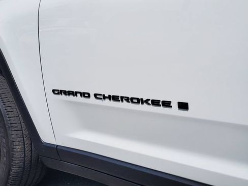 Certified 2023 Jeep Grand Cherokee Altitude AWD/4WD image 30