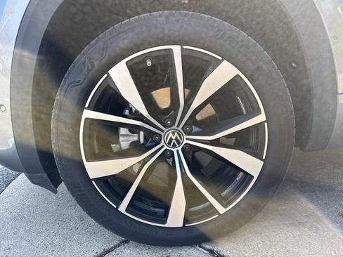 Used 2024 Volkswagen Atlas SEL Premium R-Line image 21