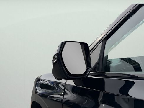 Used 2025 Chevrolet Suburban Z71 image 14