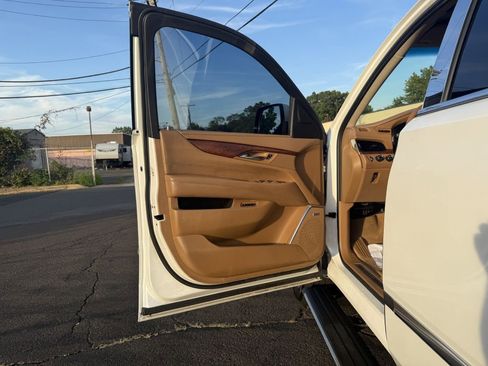 Used 2016 Cadillac Escalade ESV Platinum image 13