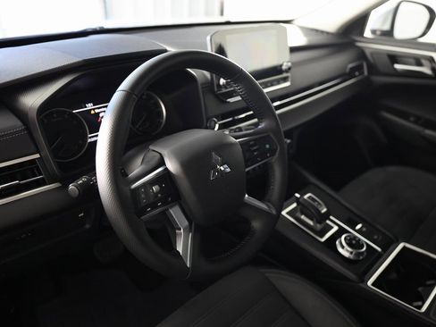 Used 2024 Mitsubishi Outlander SE image 18