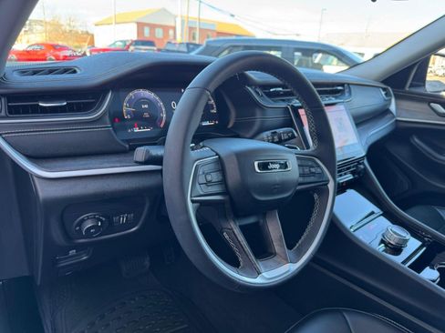 Used 2023 Jeep Grand Cherokee Limited image 24