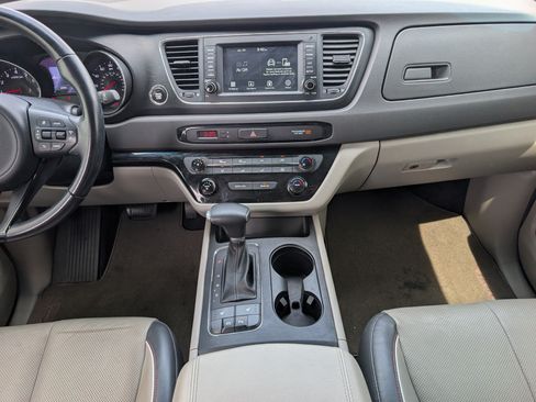 Used 2017 Kia Sedona LX w/ LX Essentials Premium Package FWD image 7