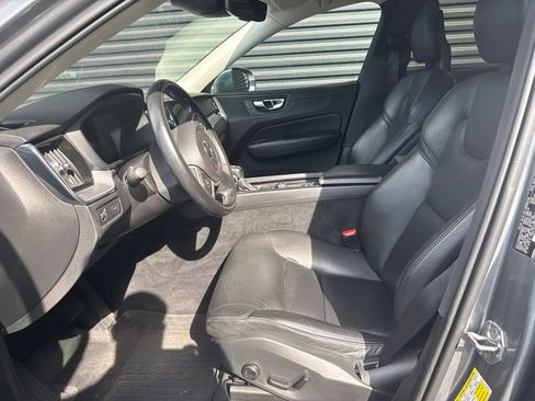 Used 2018 Volvo XC60 T5 Momentum w/ Vision Package AWD/4WD image 5