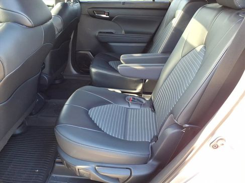 Used 2023 Toyota Highlander XSE AWD/4WD image 7