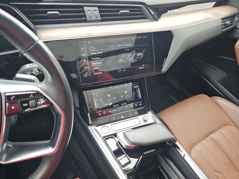Used 2019 Audi e-tron Prestige w/ Prestige Package image 32