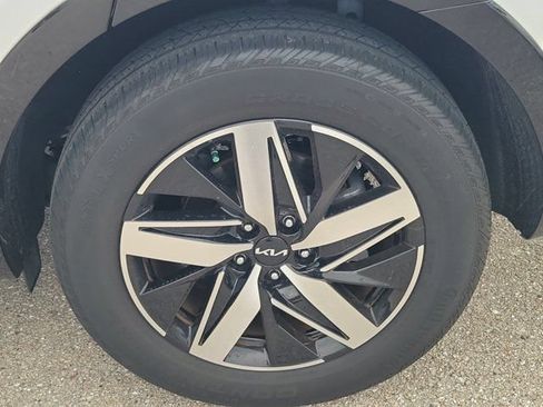 Used 2023 Kia Sorento S FWD image 9