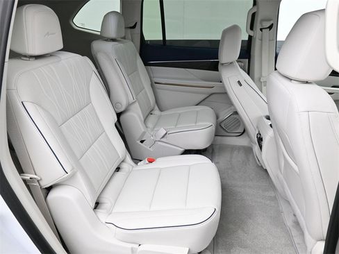 Used 2025 Buick Enclave Avenir image 12