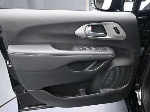 Used 2024 Chrysler Pacifica Limited w/ S Appearance Package image 13