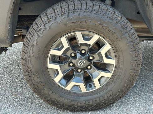 Used 2023 Toyota Tacoma TRD Off-Road w/ Technology Package AWD/4WD image 15