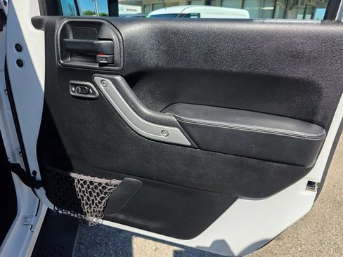 Used 2018 Jeep Wrangler Sahara w/ Connectivity Group AWD/4WD image 23