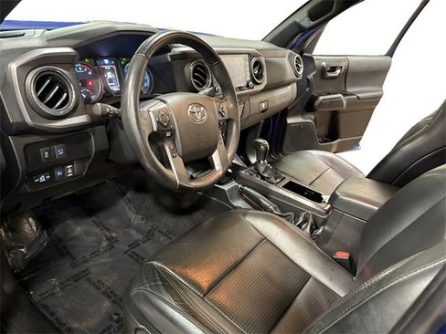 Used 2022 Toyota Tacoma TRD Off-Road w/ TRD Premium Off Road Package image 9