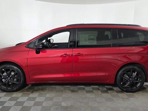New 2026 Chrysler Pacifica Select image 4