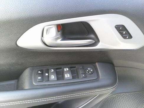 Used 2024 Chrysler Pacifica Select image 17