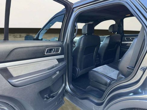 Used 2017 Ford Explorer XLT w/ Equipment Group 202A AWD/4WD image 13