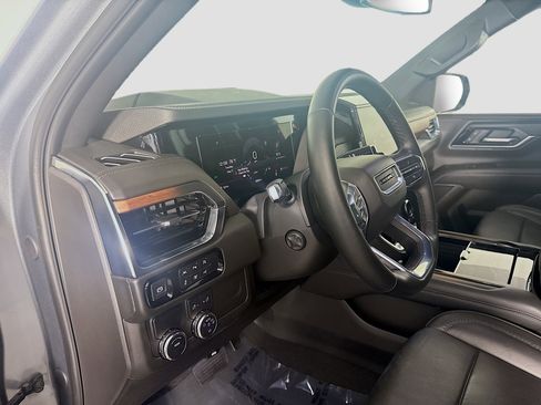 Used 2025 GMC Yukon Denali RWD image 23