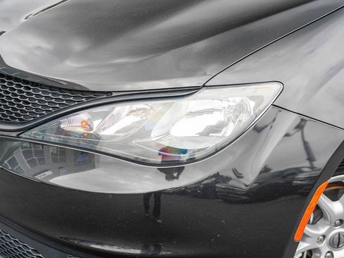 Used 2022 Chrysler Voyager LX FWD image 2