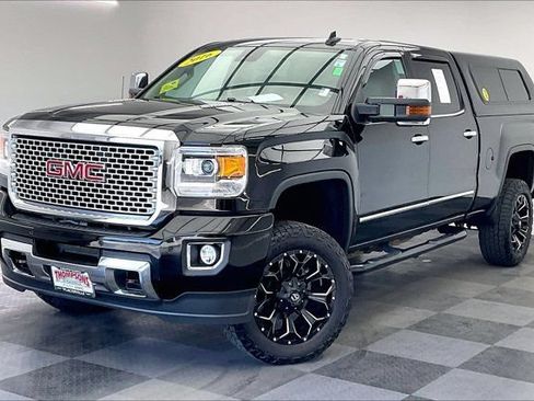 Used 2016 GMC Sierra 2500 Denali w/ Duramax Plus Package AWD/4WD image 11