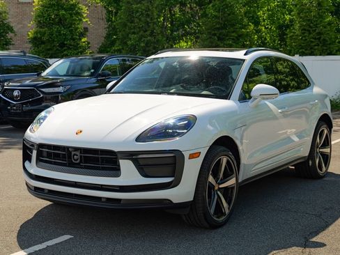 Used 2025 Porsche Macan AWD/4WD image 3