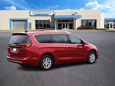 Used 2025 Chrysler Pacifica Select FWD image 3