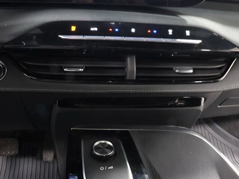 Used 2025 Buick Enclave Sport Touring w/ Power Package AWD/4WD image 11
