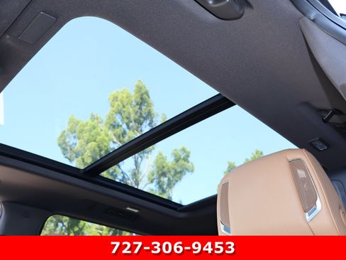 Used 2025 Cadillac Escalade ESV Premium Luxury image 5