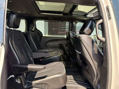 Used 2019 Chrysler Pacifica Limited w/ Advanced Safetytec Group FWD image 26