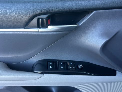 Used 2018 Toyota Camry FWD image 12