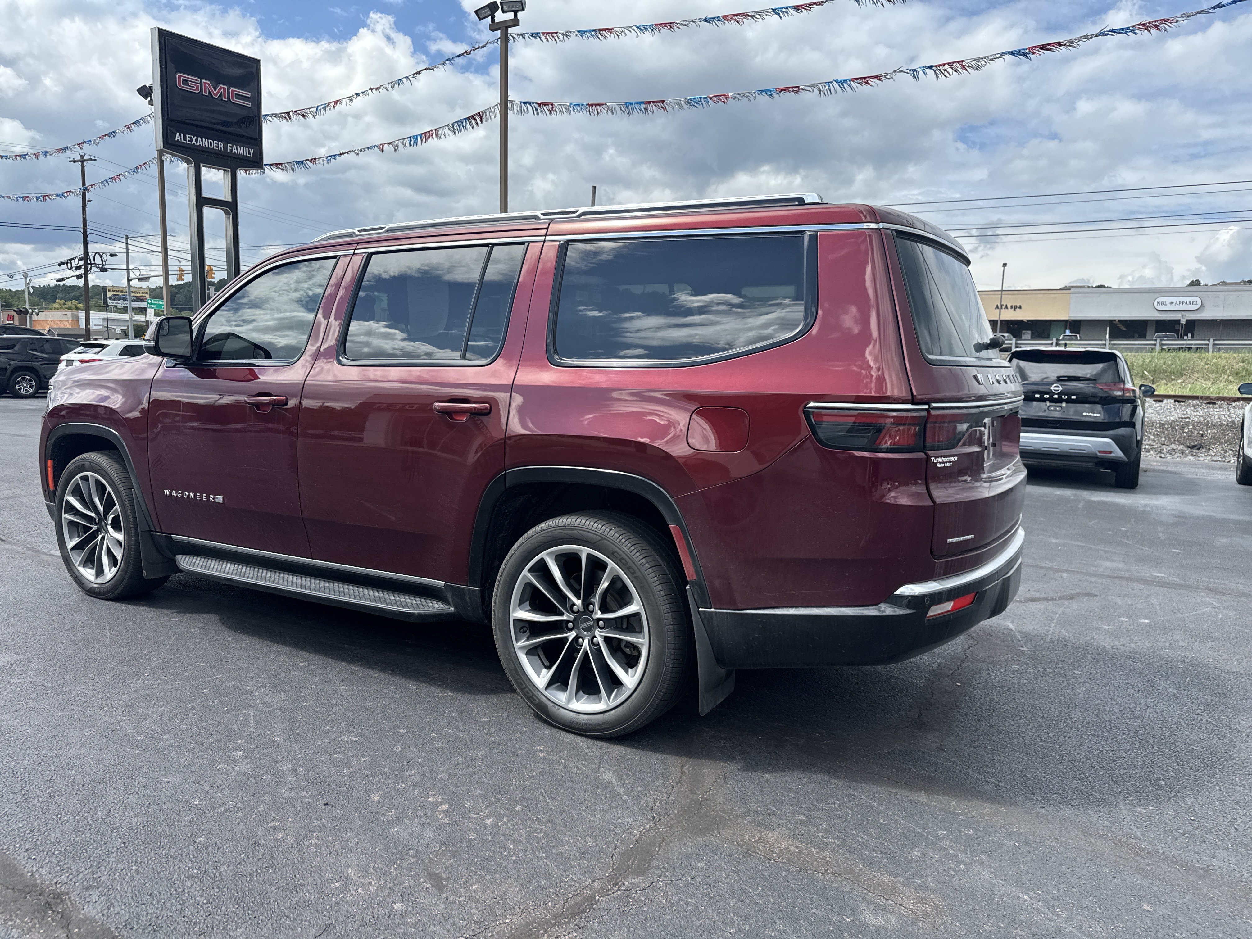 Used 2022 Jeep Wagoneer Series II w/ Premium Group I AWD/4WD image 12