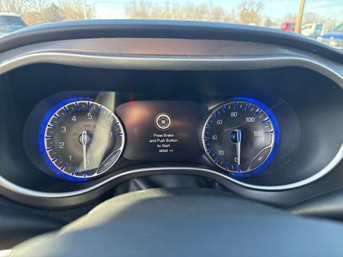 Used 2023 Chrysler Pacifica Touring-L FWD image 10