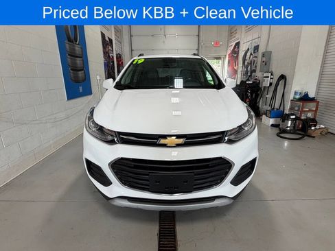 Used 2019 Chevrolet Trax LT w/ LT Convenience Package FWD image 3