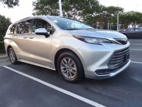 Used 2021 Toyota Sienna LE w/ LE Plus Package FWD image 4