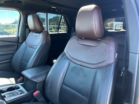 Used 2023 Ford Explorer Platinum w/ Technology Package AWD/4WD image 11
