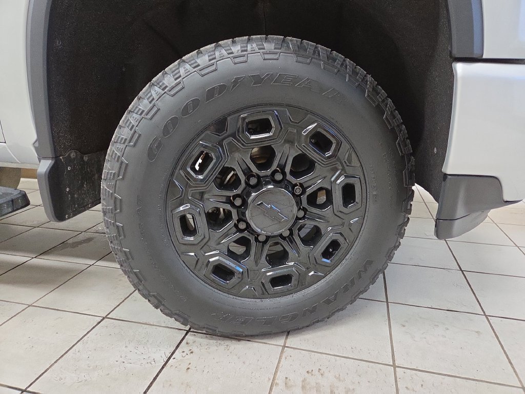 Used 2023 Chevrolet Silverado 3500 High Country w/ Technology Package AWD/4WD image 9
