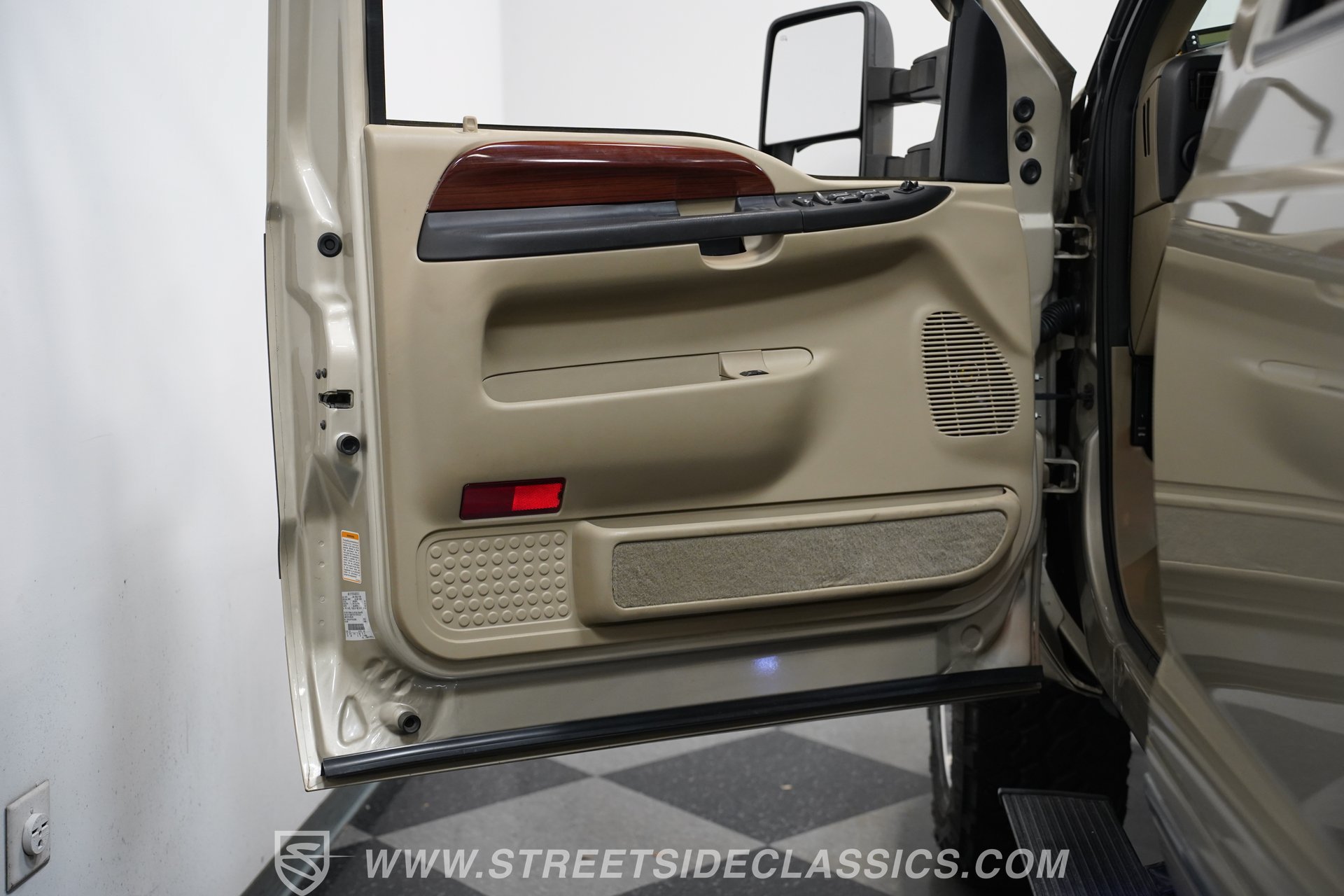 Used 2005 Ford Excursion Limited AWD/4WD image 36