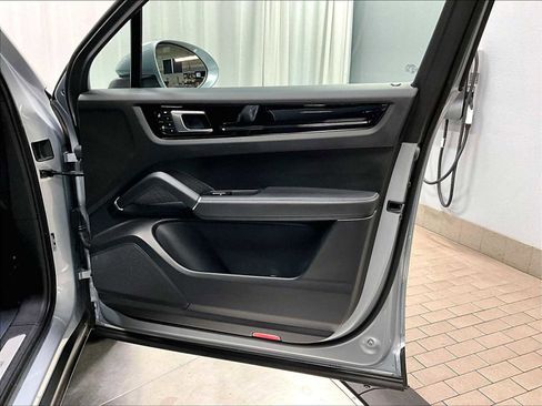 Used 2023 Porsche Cayenne image 28