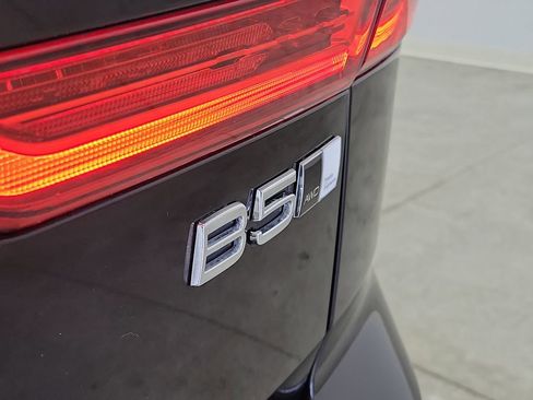 Used 2023 Volvo XC60 B5 Plus image 8