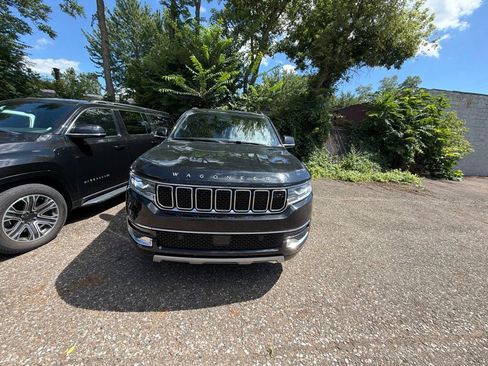 Used 2024 Jeep Wagoneer L Series II w/ Flexible Seating Group AWD/4WD image 2