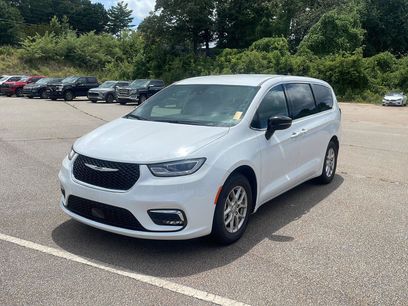 Used 2025 Chrysler Pacifica Select